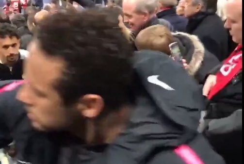 Tifoso provoca Neymar: lui lo colpisce con un pugno