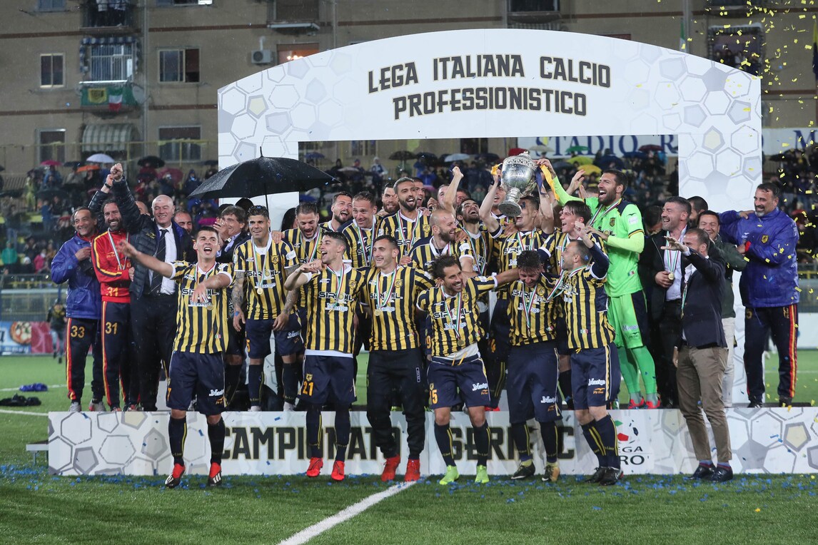 Juve Stabia, promozione e festa al Menti: Mastalli alza la coppa