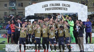 Juve Stabia, promozione e festa al Menti: Mastalli alza la coppa