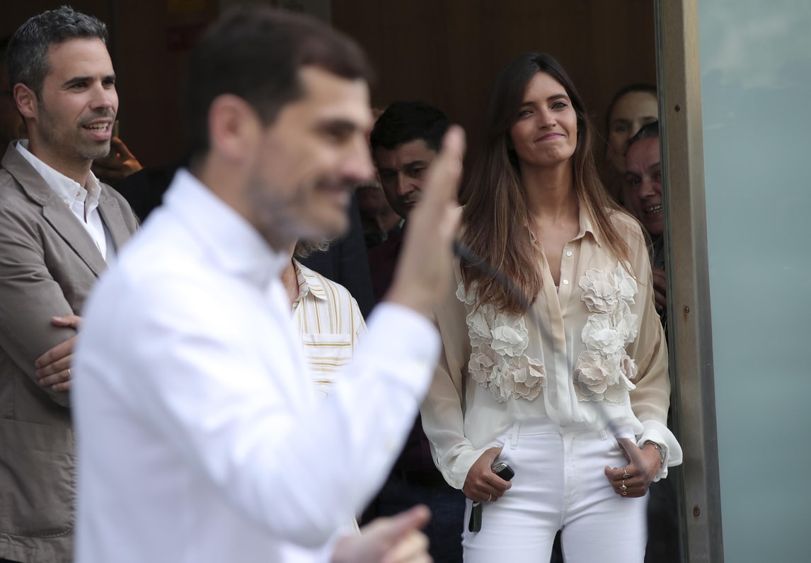 Casillas dimesso dall'ospedale: accanto a lui c'è Sara Carbonero