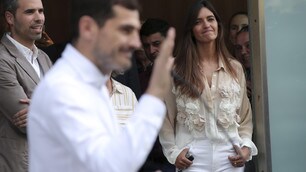 Casillas dimesso dall'ospedale: accanto a lui c'è Sara Carbonero