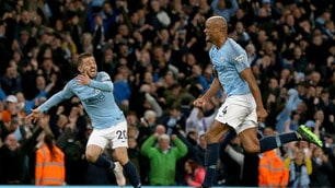 Kompany fa esplodere di gioia l'Etihad con un gol da cineteca