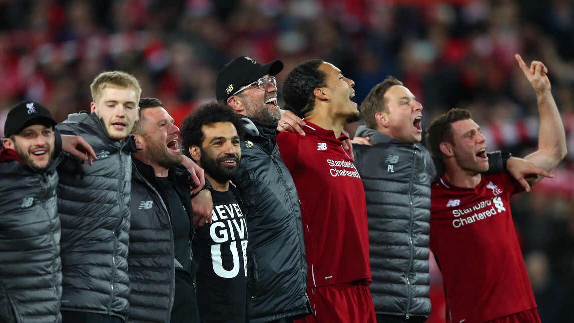 Liverpool, festa in campo. Salah con una maglia speciale
