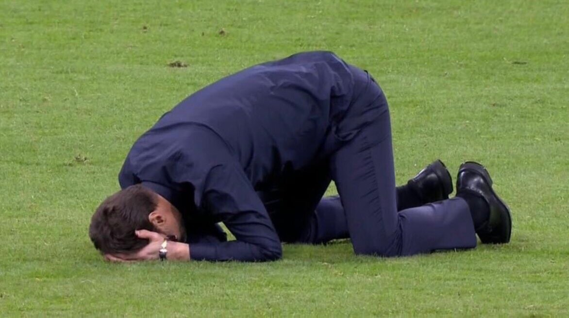 Pochettino in ginocchio: lacrime di gioia in campo