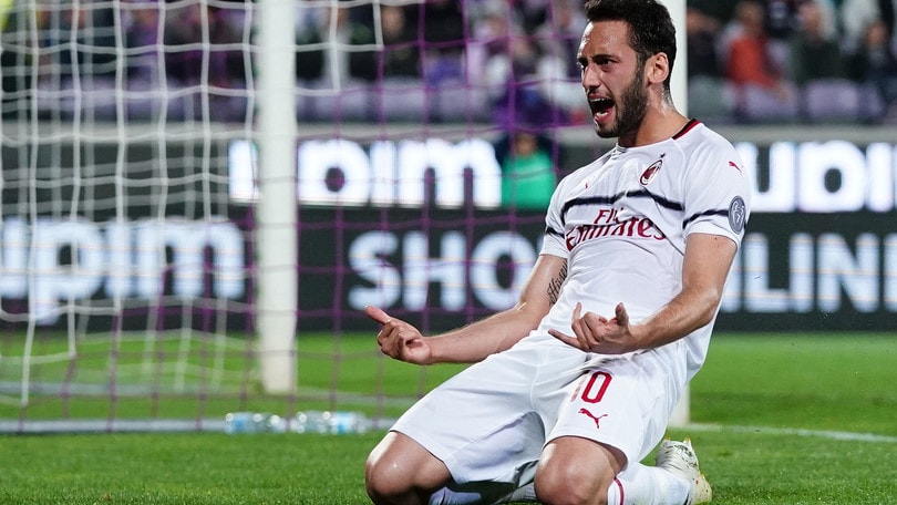 Calhanoglu stende la Fiorentina, il Milan resta in scia per la Champions