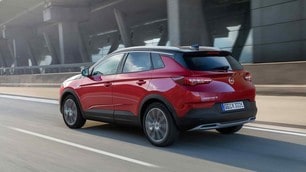 Opel, le foto del Suv elettrico Grandland X Plug-In Hybrid