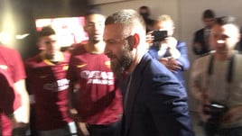 Addio De Rossi, la squadra in conferenza. Abbracci e applausi per il capitano