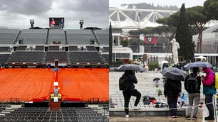 Roma, pioggia al Foro Italico: teloni in campo, tifosi sotto gli ombrelli