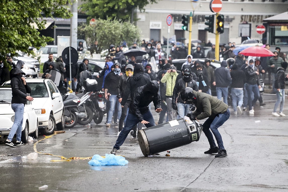 Coppa Italia, guerriglia all'Olimpico: scontri tra ultrà della Lazio e polizia