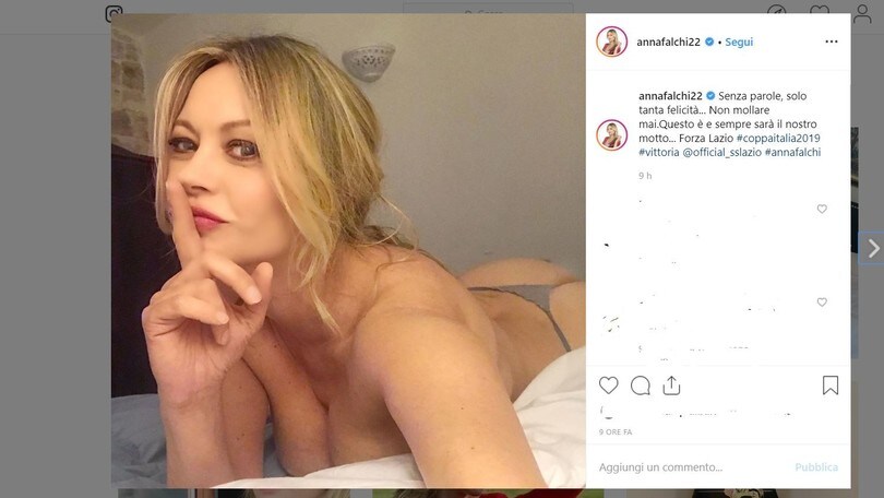 Anna Falchi, foto hot per festeggiare la Coppa Italia della Lazio