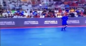 Totti in Kuwait: entra in campo con l'inno di Forza Italia. Poi il grande gol