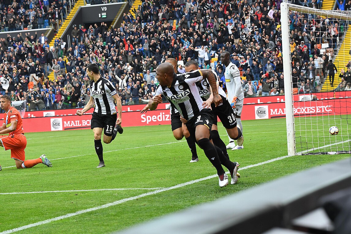 L'Udinese "vede" la salvezza: Okaka e Samir fanno esplodere la Dacia Arena