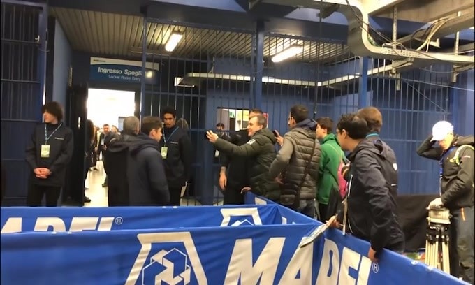 Roma, De Rossi lascia il "Mapei" tra foto e abbracci