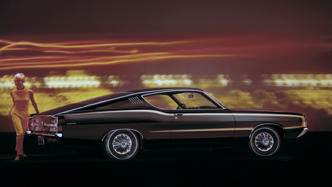 <p>Prodotta tra il 1968 e il 1976 per il mercato americano, la Ford Gran Torino doveva sostituire la Ford Fairlane, che dopo 13 anni di produzione iniziava a segnare il passo. Le due auto tuttavia convissero fino al 1970, anno della definitiva uscita di scena della Fairlane. 5769 cc di cilindrata, 265 CV e una velocità massima di 190 km/h, la Gran Torino ha goduto nel tempo di una gran fama. In particolare grazie alla tv (pur senza uguagliare la popolarità dell'iconica Ford Mustang)  viene utilizzata dai protagonisti della serie televisiva Starsky & Hutch, e più recentemente al cinema con i film Il grande Lebowski (è l'auto di Drugo) e Gran Torino, (di Clint Eastwood) che prende il titolo proprio dall'auto guidata da Walter "Walt" Kowalski</p>

