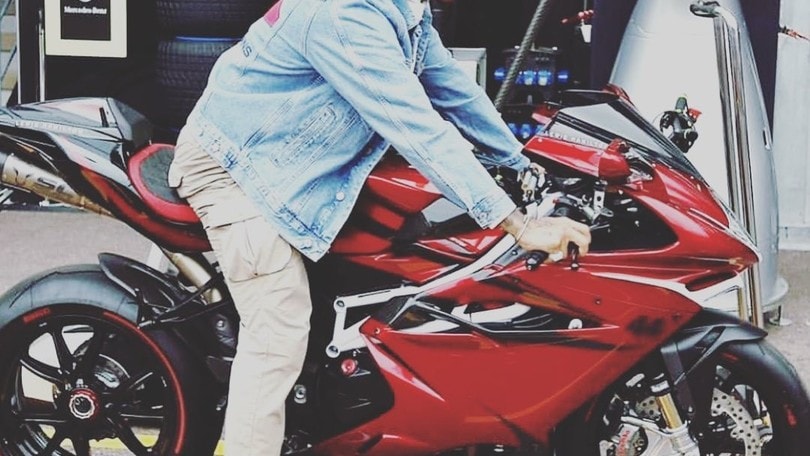Hamilton si presenta a Montecarlo in moto