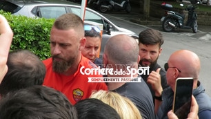 De Rossi con i tifosi prima del suo ultimo allenamento con la Roma