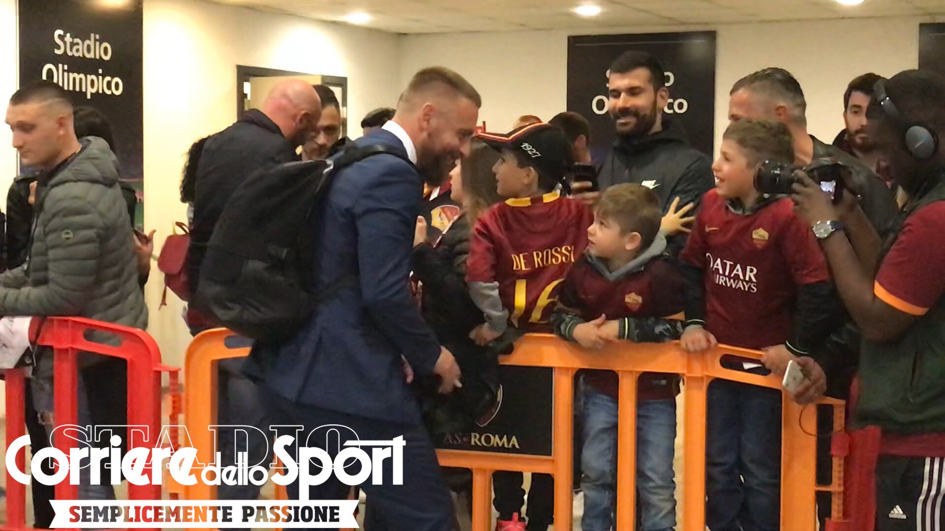 De Rossi, ultimo bagno di folla. Esce dagli spogliatoi e la tifosa si commuove