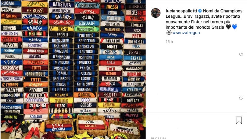 Inter, Spalletti festeggia la Champions e mostra la propria collezione di magliette