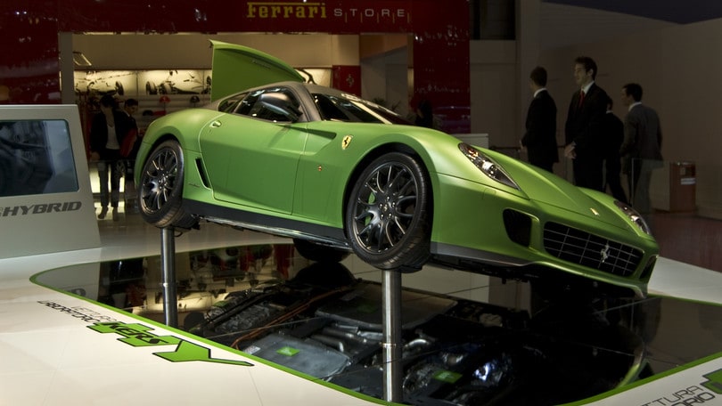 Ferrari ibrida nel segno della LaFerrari