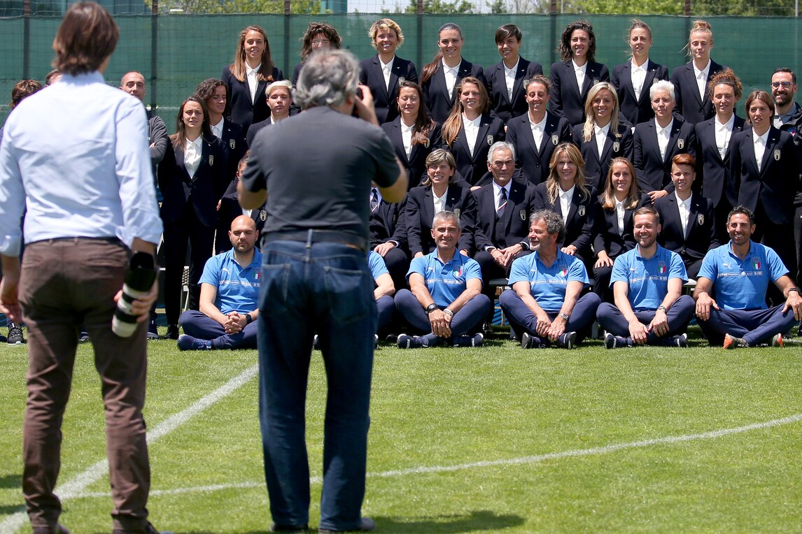 Nazionale femminile, azzurre in posa con la divisa Emporio Armani