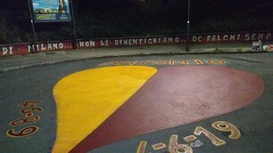 La Curva Sud ricorda Antonio De Falchi con striscioni e murales