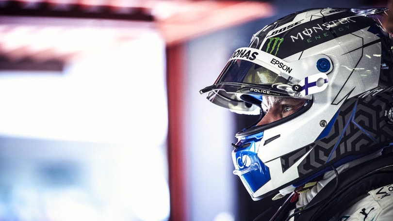 Lewis Hamilton corre con gli occhiali Police