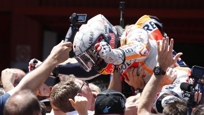 MotoGp: Marquez vince in Catalogna, terzo Petrucci