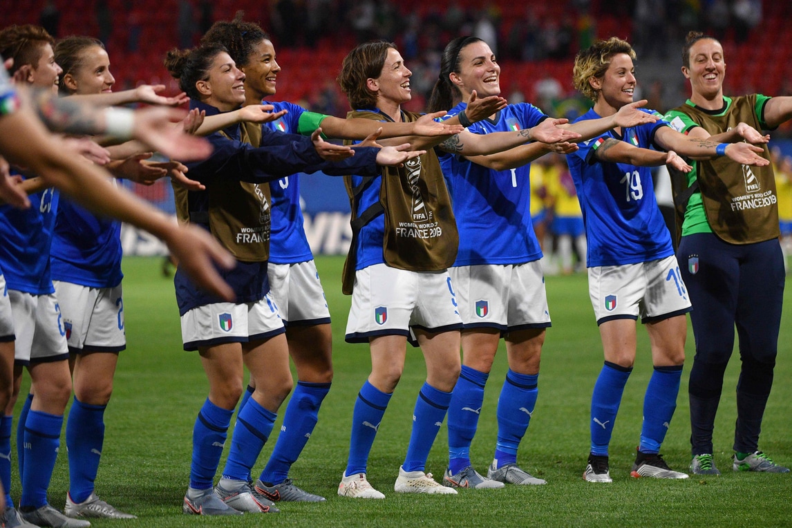 Le azzurre della Bertolini continuano a sognare: in virtù della differenza reti passano da prime del girone e adesso affronteranno una tra Nigeria e Cina