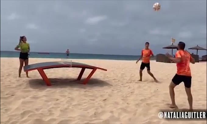 Guarda il videoDouglas Costa e Natalia Guitler: gioco spettacolo a Teqball 135724319 303431ee 96b8 45b9 9b29 df581a92b8ce - Il Teqball arriva a Roma, l'iniziativa del Canottieri Lazio