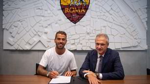 Spinazzola-Roma, la firma e le foto con la maglia