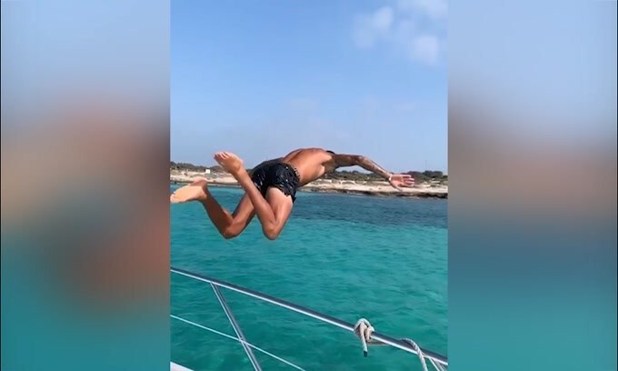 Joao Cancelo, che tuffo!