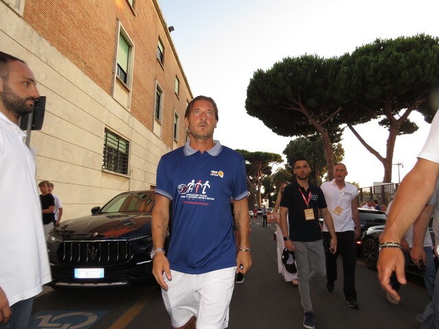 Totti show a Sabaudia: selfie, autografi e Padel