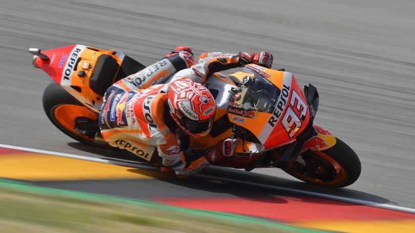 Sachsenring: Marquez centra la pole, Valentino Rossi undicesimo