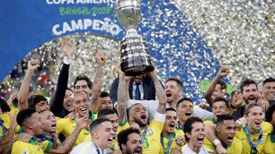 Trionfo Brasile: Dani Alves alza la Coppa America al Maracana