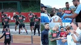 Napoli, bagno di folla a Dimaro: lavoro nella vasca di sabbia, poi gli autografi