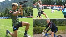 Napoli, Malcuit dà spettacolo: fa il fotografo in campo