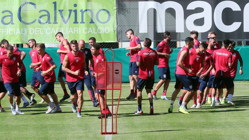 Cagliari, fatica in allenamento e sorrisi con i tifosi!