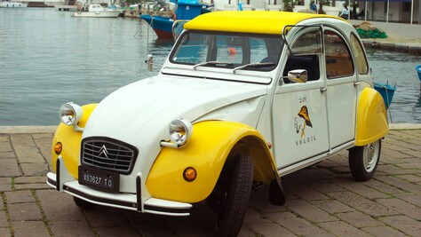 Citroën, con una 2CV al Raduno del Centenario