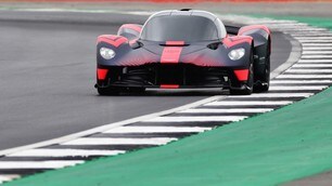 Aston Martin Valkyrie, la freccia di Silverstone - LE FOTO
