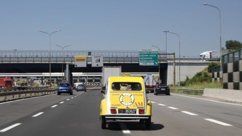 Citroën 2CV al via per il Raduno del Secolo