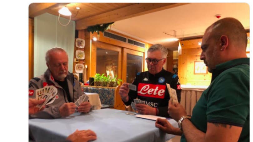 Napoli, Ancelotti e De Laurentiis giocano a carte: "Grande serenità"