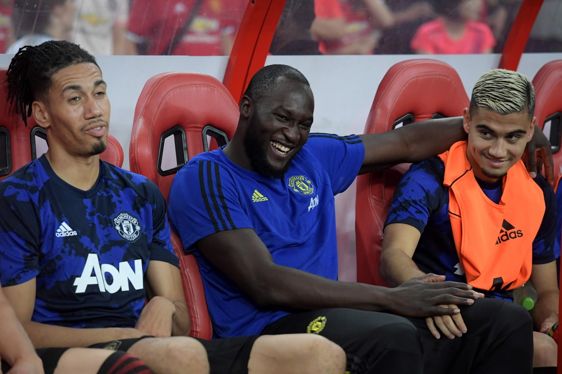 Lukaku: sorrisi e relax in panchina contro l'Inter