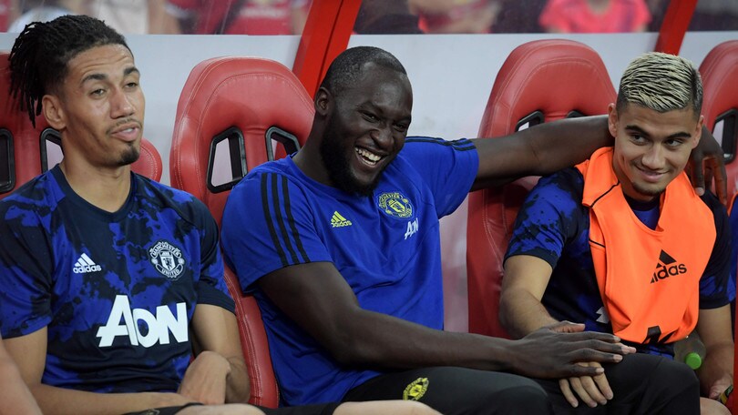 Lukaku: sorrisi e relax in panchina contro l'Inter