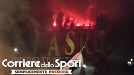 Roma, Piazza del Popolo si tinge di giallorosso: la coreografia della Curva Sud
