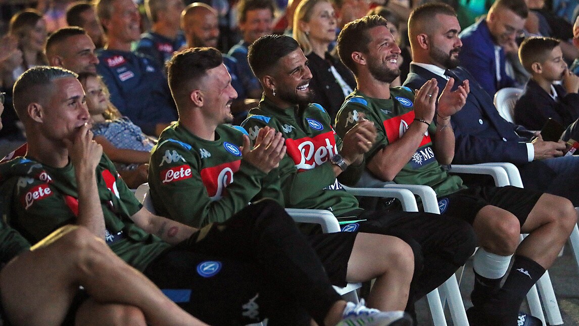 Il Napoli a Dimaro, quante risate allo spettacolo di Made in Sud