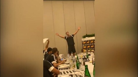 Buffon nel blu dipinto di blu