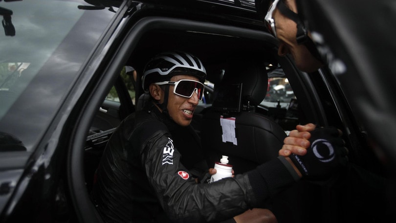 Colpo di scena al Tour: tappa neutralizzata, Bernal maglia gialla
