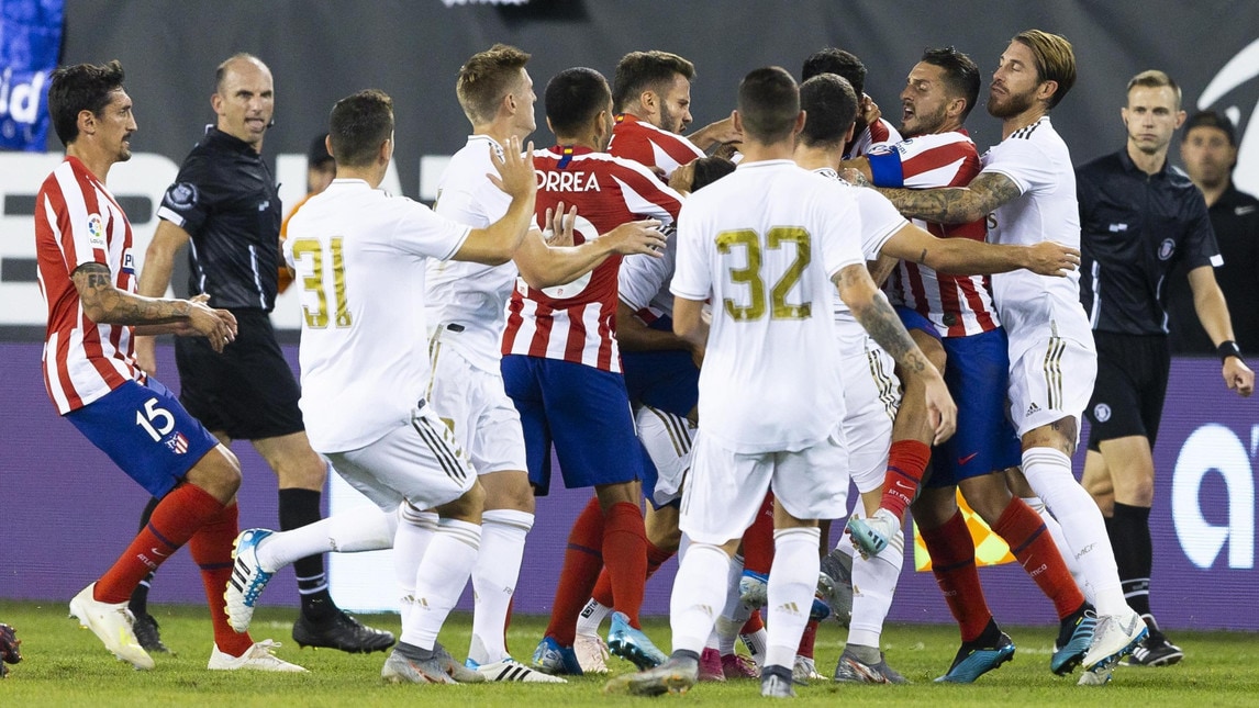 Real Madrid umiliato dall'Atletico: in campo rissa fra Carvajal e Diego Costa