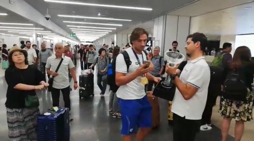 Il Settebello torna in Italia: selfie all'aeroporto