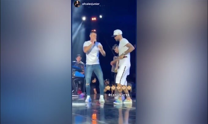 Dani Alves disoccupato..si diverte a cantare!